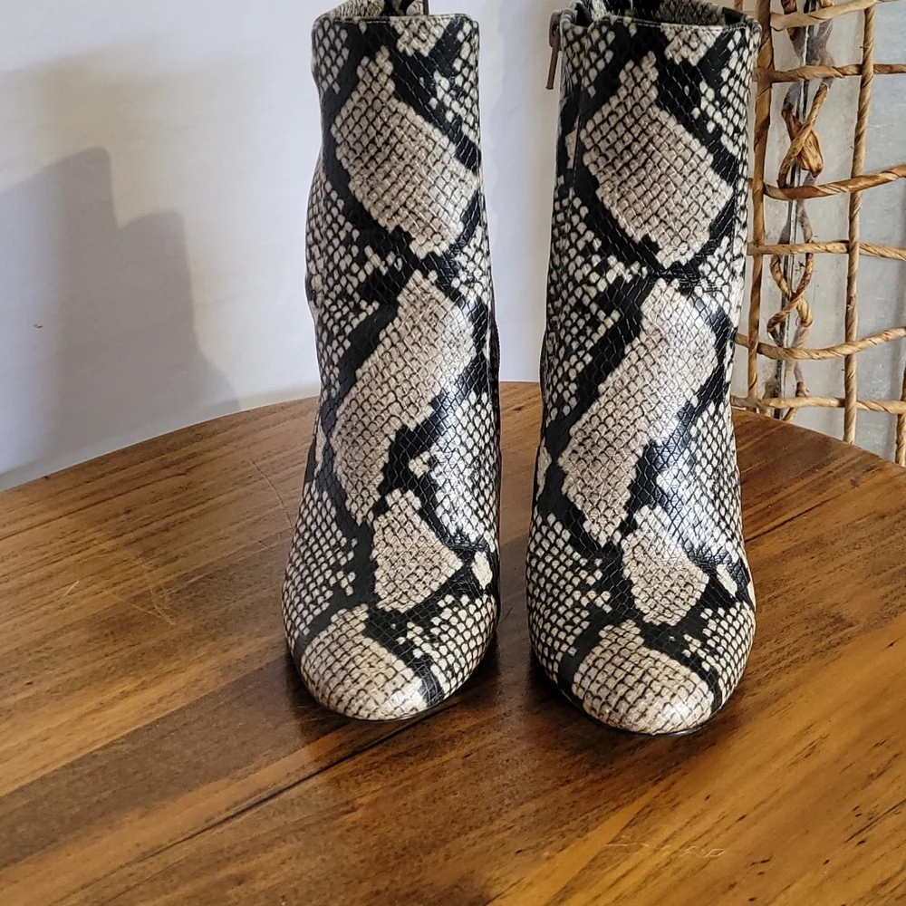 Snake skin size 6.5 boot. Zipper on the inside of boot. No nicks no scuffs. - Picture 4 of 8